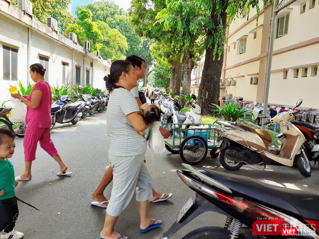 Đến giữa trưa, nhiều phụ huynh vẫn tất bật bế con đến các khoa khám bệnh
