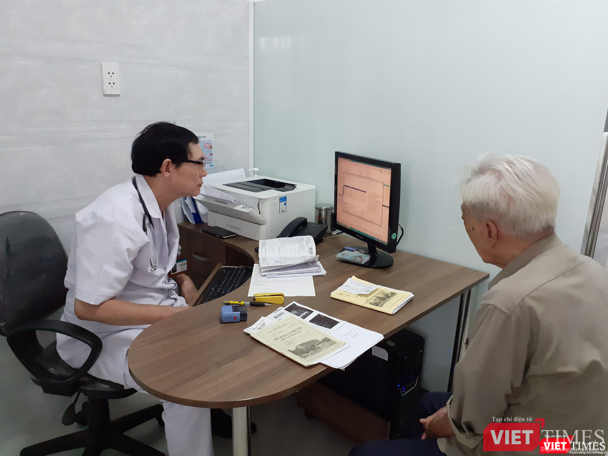 Bác sĩ Hoàng Mạnh tiến hành khám bênh