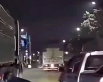 Bị ô tô bán tải tạt đầu, tài xế xe máy chở phụ nữ và trẻ em ngã sát xe đầu kéo