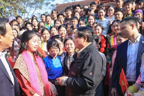 Thủ tướng kể về tuổi thơ gian khó để truyền cảm hứng cho học sinh vùng cao