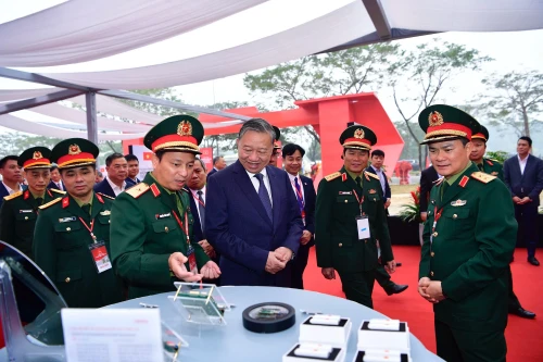 Tổng bí thư Tô Lâm nghe giới thiệu về công nghệ chip bán dẫn tại khu vực triển lãm của Viettel trong lễ khởi công nhà máy chip đầu tiên của Việt Nam.