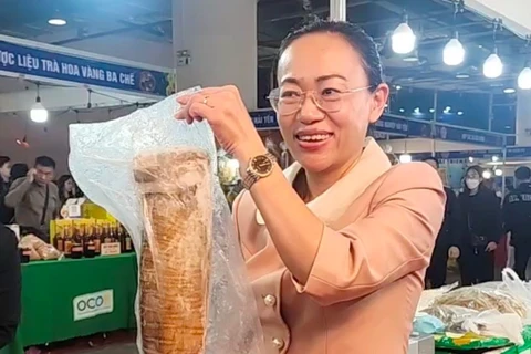 Livestream bán hải sản, Bí thư đặc khu Cô Tô giúp bà con bán hàng mỏi tay