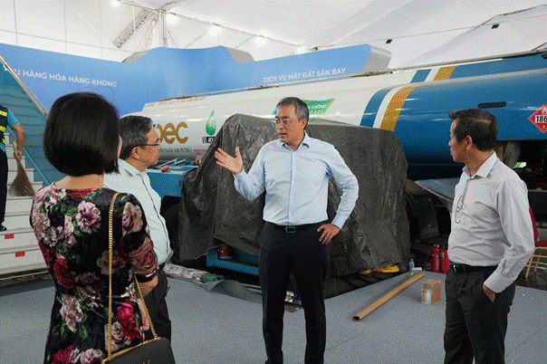 Chủ tịch HĐQT Đặng Ngọc Hoà kiểm tra tiến độ thi công, chỉ đạo chi tiết hoàn thiện gian trưng bày.