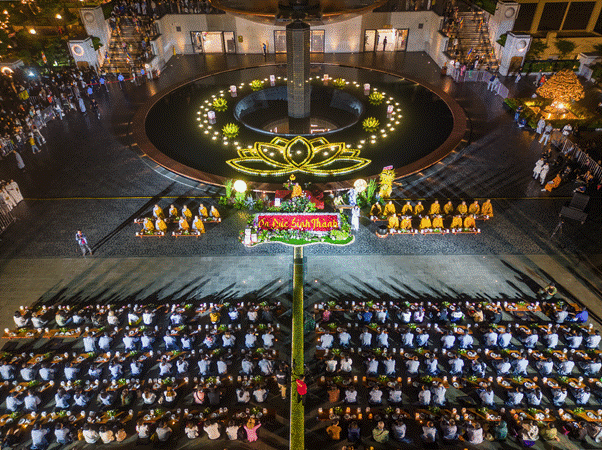 Lễ dâng đăng mùa Vu Lan được tổ chức vào tối 31/8. Ảnh: Lê Nhật Hưng Phát