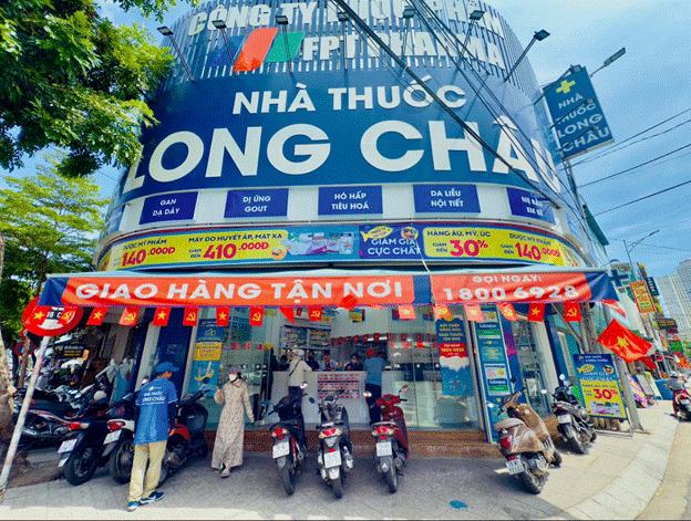 Hệ thống nhà thuốc Long Châu trên cả nước đồng loạt "nhuộm đỏ" với cờ Tổ quốc