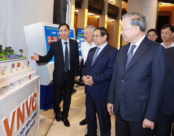 Tổng Bí thư Tô Lâm và các lãnh đạo cấp cao của Đảng, Nhà nước thăm khu trưng bày của Hệ thống Tiêm chủng VNVC tại triển lãm. Ảnh: Thống Nhất/TTXVN.