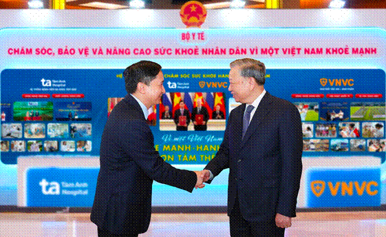 Ông Ngô Chí Dũng, Chủ tịch Hội đồng Quản trị Hệ thống BVĐK Tâm Anh, Hệ thống Tiêm chủng Vắc xin VNVC đón Tổng Bí thư Tô Lâm thăm gian trưng bày triển lãm của đơn vị. Ảnh: BVĐK Tâm Anh