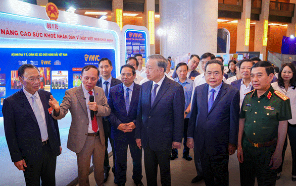 Tổng Bí thư Tô Lâm, Thủ tướng Chính phủ Phạm Minh Chính, Chủ tịch Quốc hội Trần Thanh Mẫn, Đại tướng Phan Văn Giang - Bộ trưởng Bộ Quốc phòng thăm dàn Robot AI của Hệ thống BVĐK Tâm Anh tại triển lãm. Ảnh: BVĐK Tâm Anh