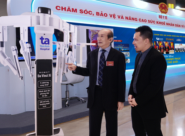 TTƯT.PGS.TS.BS Vũ Lê Chuyên giới thiệu về tính năng của Robot phẫu thuật Da Vinci Xi - hiện là thế hệ robot mới nhất tại Đông Nam Á, hỗ trợ phẫu thuật hơn 120 loại bệnh khác nhau như tiết niệu, phụ khoa, tiêu hóa, tim mạch, tai mũi họng…Ảnh: BVĐK Tâm Anh