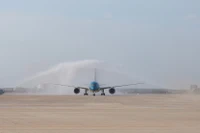 Chuyến bay mang số hiệu VN5001 được chào đón bằng nghi thức phun vòi rồng