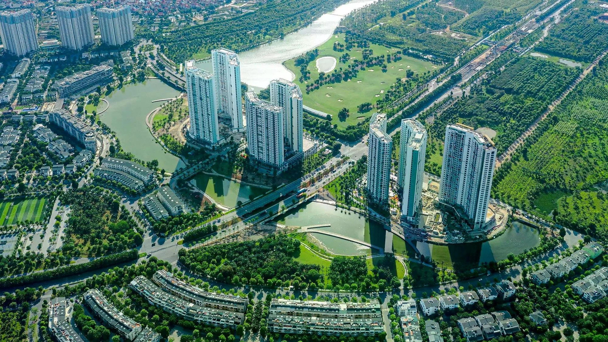 Đô thị thông minh, theo TS.KTS Đào Ngọc Nghiêm, phải được xây dựng trên các trụ cột như: điều hành thông minh, kinh tế thông minh, người dân thông minh và một đời sống xã hội - văn hóa bảo đảm chất lượng sống cao.