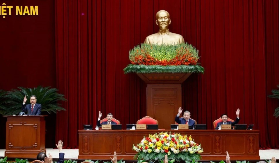 Các đại biểu thông qua chương trình Hội nghị Trung ương 2 khóa XIV. Ảnh: TTXVN.