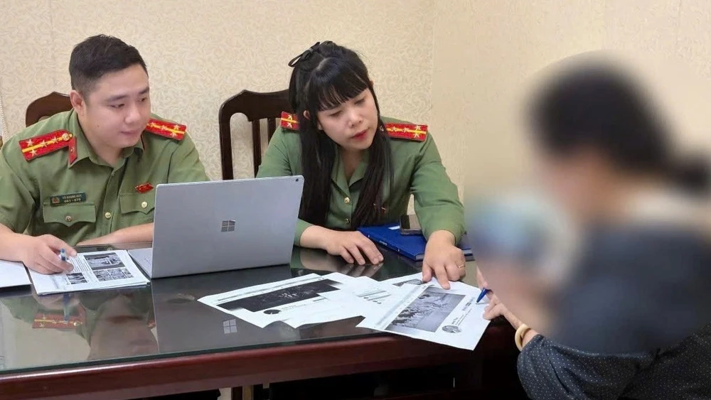 Tung tin lãnh đạo UBND Hà Nội xin thôi chức, người phụ nữ bị xử phạt