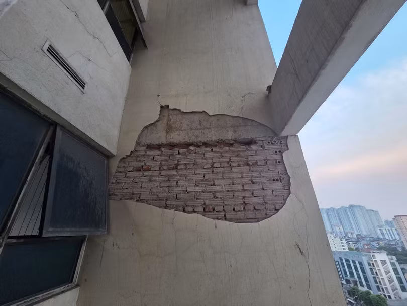 Các điểm tường bong tróc và xử lý sau sự cố tường rơi ngày 29/09/2025 đến nay chưa được trát khắc phục trả lại, làm tăng nguy cơ xuống cấp của tòa nhà CT12B.