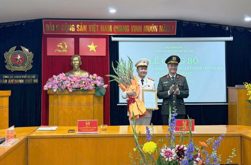 Đại tá Nguyễn Ngọc Quyền - Phó Giám đốc CATP Hà Nội - trao quyết định bổ nhiệm Trung tá Chu Quốc Dũng giữ chức Trưởng Ban Biên tập Chuyên đề An ninh Thủ đô.
