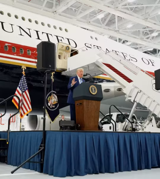 Ông Trump ký tên lên "chiếc máy bay sang trọng nhất thế giới" được Qatar tặng