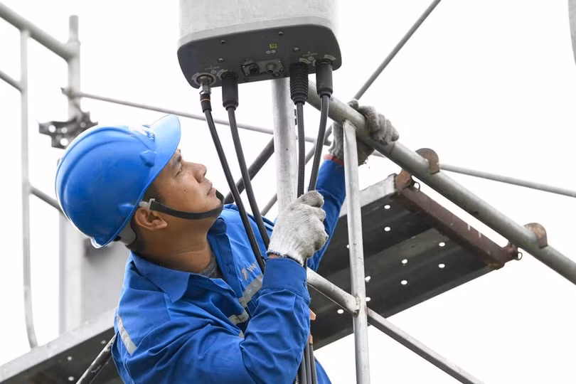 Nhân viên kỹ thuật của VNPT - VinaPhone kiểm tra tính sẵn sàng của các thiết bị trên mạng lưới. 