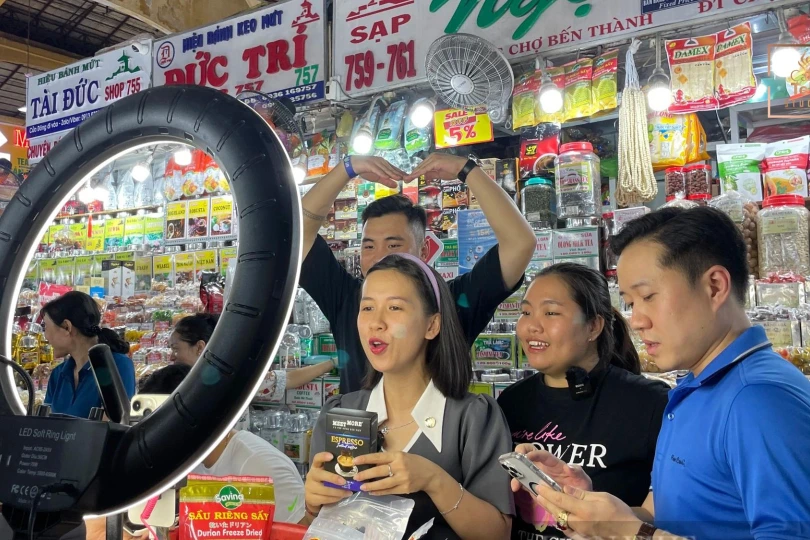 Từ tương tác trực tiếp đến quyết định mua hàng, livestream rút ngắn khoảng cách giữa thương hiệu và người tiêu dùng.