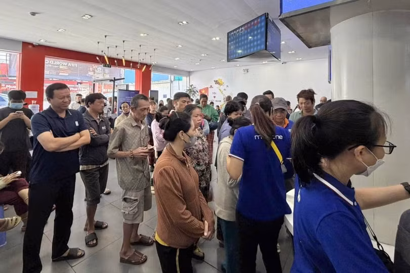 Khách hàng đến cửa hàng MobiFone xác thực thông tin thuê bao. 