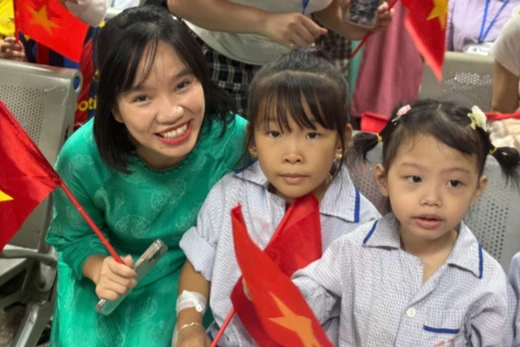 Cô Lê Thị Vân Hà cùng các bệnh nhi tại Viện Huyết học - Truyền máu Trung ương.