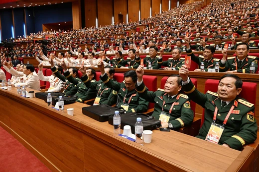 Đại biểu Đại hội Đảng lần thứ XIV biểu quyết tại hội trường.