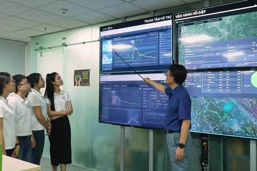 Những biểu đồ tại trung tâm hỗ trợ vận hành hồ đập cung cấp thông tin, dự đoán kịch bản lũ trước nhiều giờ.