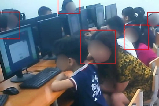 Hình ảnh trích xuất từ camera cho thấy giám thị hỗ trợ thí sinh làm bài trong quá trình thi. Ảnh Vioedu.