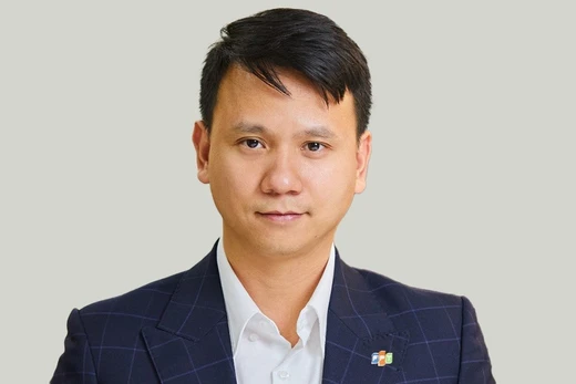 Ông Nguyễn Xuân Phong (giữa) được bổ nhiệm làm Giám đốc Công nghệ Tập đoàn FPT. Ảnh: FPT.