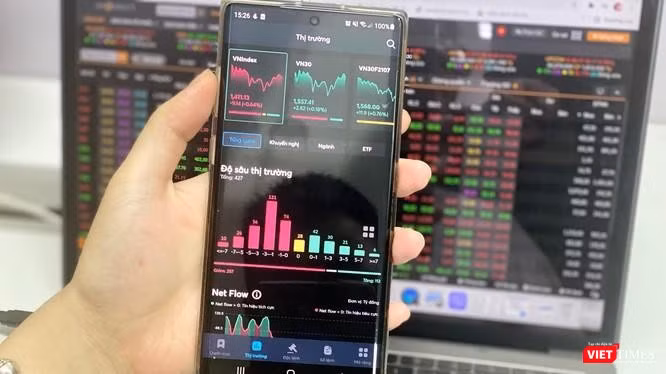 Bán mạnh cuối phiên, VN-Index giảm hơn 56 điểm 