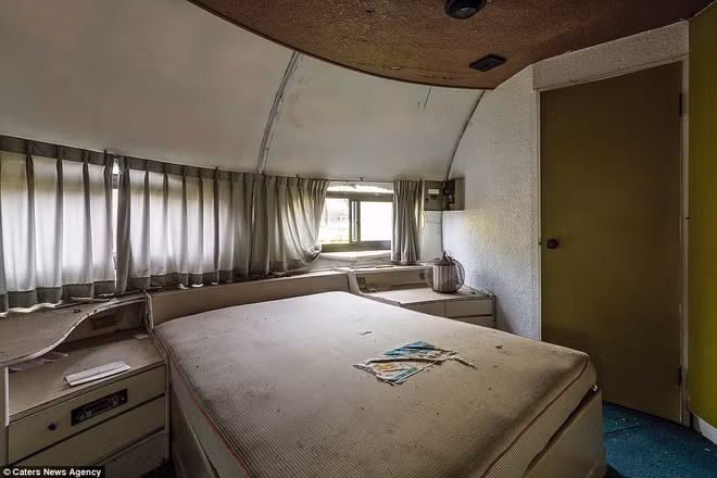  Mỗi căn nhà UFO thường có 1 phòng ngủ, 1 phòng vệ sinh và 1 gian bếp nhỏ. Tại đây cũng có lò sửa và sáu chiếc ghế nhựa. 