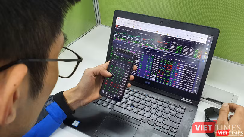 Nhà đầu tư F0 - "thế lực" mới trên thị trường chứng khoán Việt Nam năm 2020 Nhà đầu tư F0 - "thế lực" mới trên thị trường chứng khoán Việt Nam năm 2020