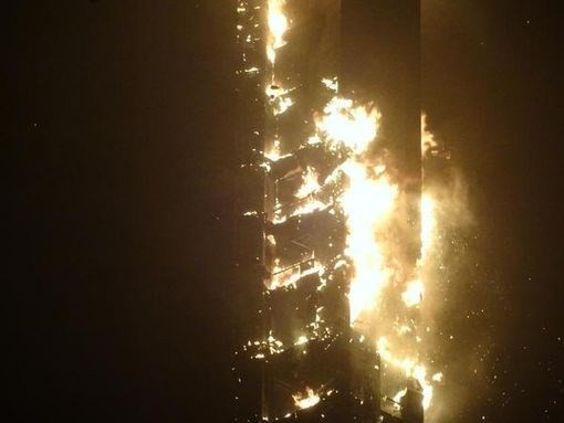 Báo Telegraph cho biết, ngọn lửa bùng phát từ tầng 50 và nhanh chóng lan tới tầng 70 của tòa nhà. Những trận mưa kính và dị vật từ trên trời rơi xuống, vương vãi khắp khu vực xung quanh.