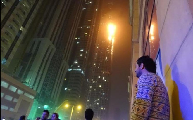 Cũng theo người dân địa phương, gió mạnh khiến ngọn lửa lan nhanh. Nhiều người chạy khỏi nhà khi vẫn mặc những bộ đồ ngủ trong trạng thái hoảng loạn. Các tòa nhà xung quanh cũng được sơ tán vì hỏa hoạn.