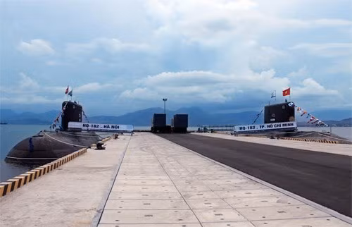 Chiếc tàu ngầm thứ 2, Tàu 183 TP Hồ Chí Minh (bên phải) cập cảng sánh đôi cùng Tàu 182 Hà Nội.