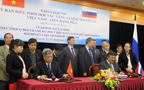 Lãnh đạo Bộ Khoa học và Công nghệ cùng đại diện Rosatom ký bản thoả thuận ghi nhớ hợp tác truyền thông.