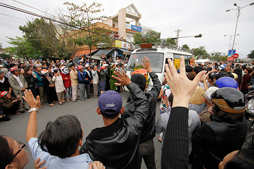 Hàng nghìn người đứng 2 bên đường nơi xe tang đi qua, tiễn biệt ông Nguyễn Bá Thanh.