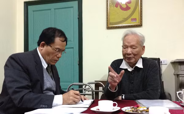 Đại tướng Lê Đức Anh trong một lần trao đổi với tác giả bài viết, đại tá Khuất Biên Hòa. 