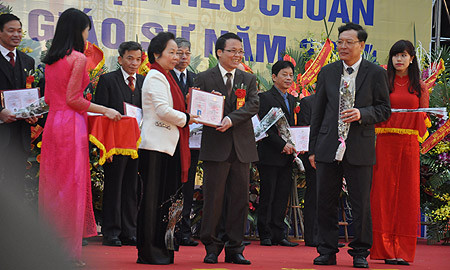 Có 59 người được trao giấy chứng nhận đạt tiêu chuẩnchức danh giáo sư năm 2014. (Ảnh: Văn Chung)