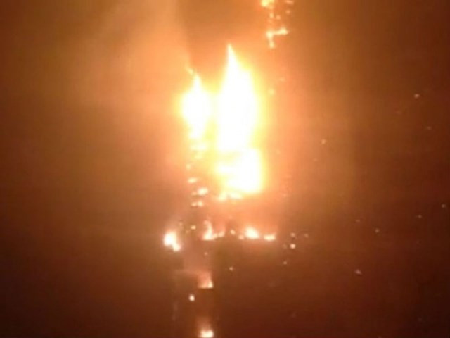 Marina Torch gồm 504 căn hộ. Nó nằm giữa khu kinh tế sầm uất ở Dubai. Hiện tại, nguyên nhân vụ cháy vẫn chưa được xác định.