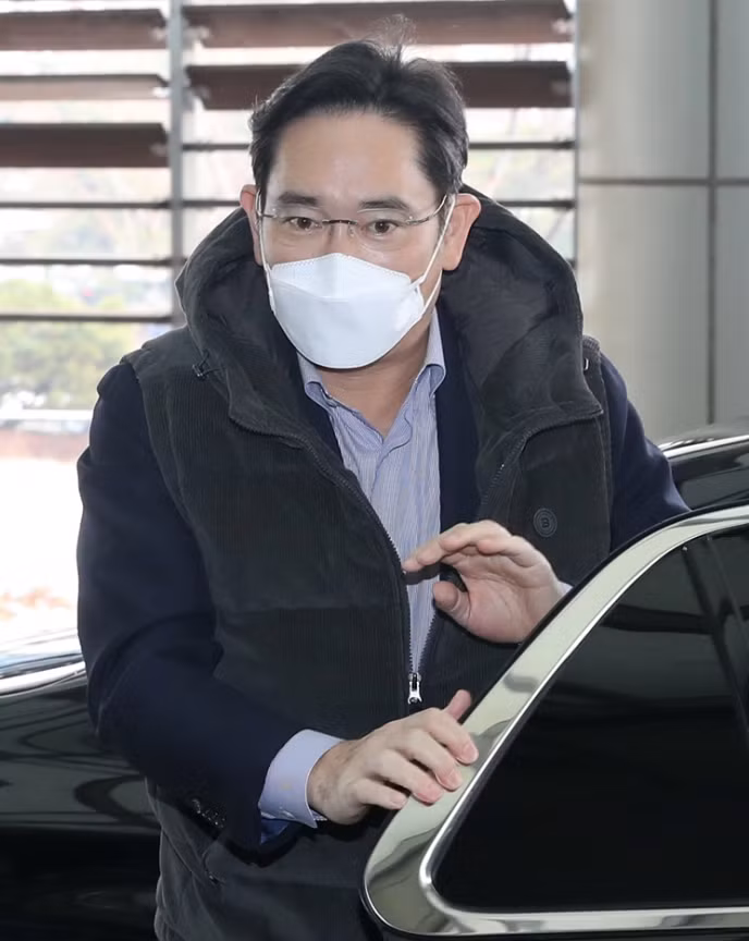 Chủ tịch Samsung Lee Jae-yong tại sân bay quốc tế Gimpo hôm 21/12 (Ảnh: Korea Economic Daily) Chủ tịch Samsung Lee Jae-yong tại sân bay quốc tế Gimpo hôm 21/12 (Ảnh: Korea Economic Daily)