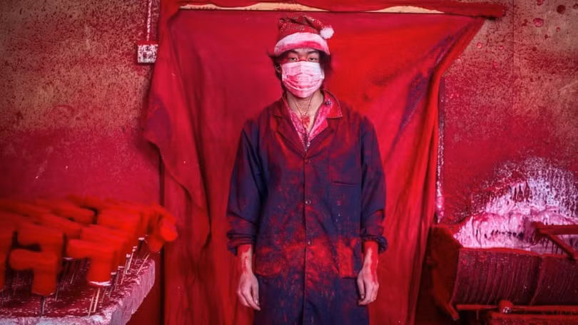 Anh Wei (19 tuổi) đến từ tỉnh Quý Châu, hiện đang làm việc cho một nhà máy sản xuất đồ trang trí Giáng sinh tại thị xã Nghĩa Ô. Ảnh: The Guardian