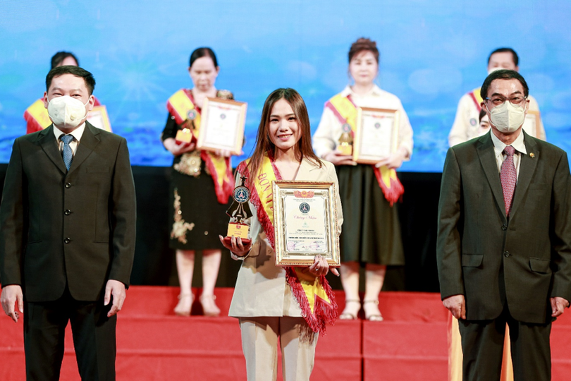 Đại diện Venesa, bà Vương Thị Huyền Trang nhận cúp và bằng chứng nhận.