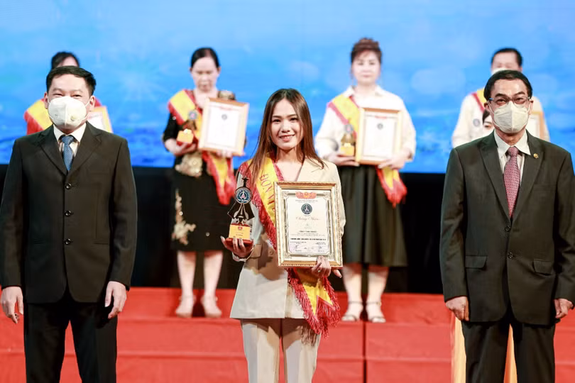 Đại diện Venesa, bà Vương Thị Huyền Trang nhận cúp và bằng chứng nhận.