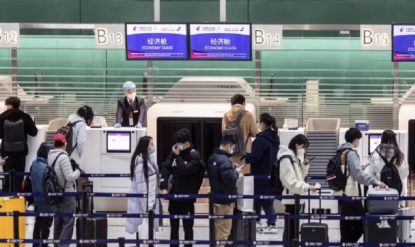 Du khách làm thủ tục lên chuyến bay tại Sân bay Quốc tế Hồng Kiều ở Thượng Hải, Trung Quốc, ngày 12/12/2022. Ảnh Qilai Shen/Bloomberg/Getty Images Du khách làm thủ tục lên chuyến bay tại Sân bay Quốc tế Hồng Kiều ở Thượng Hải, Trung Quốc, ngày 12/12/2022. Ảnh Qilai Shen/Bloomberg/Getty Images