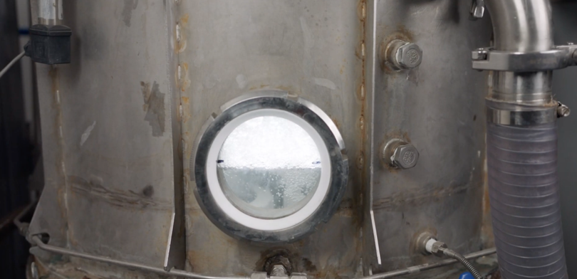 Trong lò phản ứng, các phân tử oxy không ổn định trong dung dịch lỏng phản ứng với khí thải carbon và khoáng hóa. Ảnh NoCamels Trong lò phản ứng, các phân tử oxy không ổn định trong dung dịch lỏng phản ứng với khí thải carbon và khoáng hóa. Ảnh NoCamels