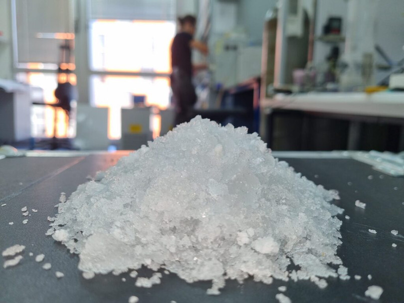 Công ty Israel Airovation, sử dụng kỹ thuật mới sản xuất các khoáng chất có giá trị, như natri cacbonat, từ khí thải carbon của nhà máy. Ảnh NoCamels Công ty Israel Airovation, sử dụng kỹ thuật mới sản xuất các khoáng chất có giá trị, như natri cacbonat, từ khí thải carbon của nhà máy. Ảnh NoCamels