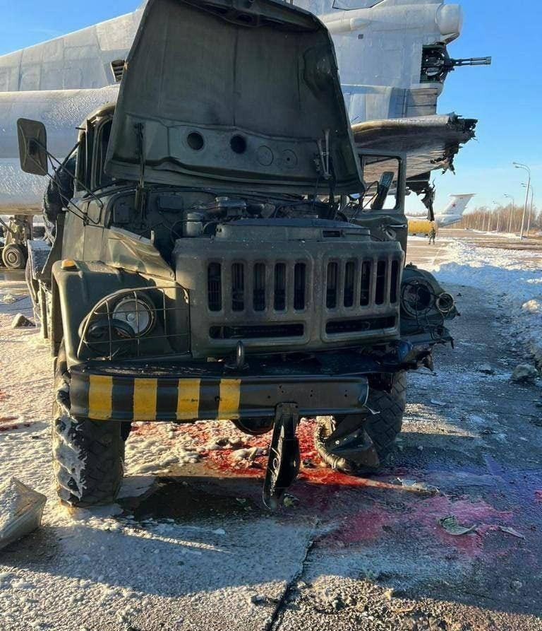 Vụ nổ của chiếc UAV mang bom Ukraine đã gây tổn thất động cơ cho chiếc máy bay ném bom Tu-22M3 và gây một số thương vong. Ảnh South Front.