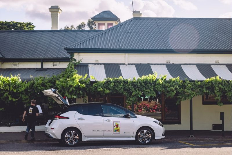 Joseph là một trong những người đầu tiên ở Australia đưa công nghệ V2G vào thử nghiệm trong môi trường thực tế, sử dụng cơ sở hạ tầng sạc do JET Charge cung cấp và pin 40kWh trong chiếc EV Nissan LEAF. Ảnh Electrek.