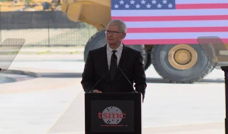 Tim Cook và các lãnh đạo doanh nghiệp công nghệ Mỹ tham dự sự kiện tuyên bố sẽ mua chip của TSMC, sản xuất trên lãnh thổ Mỹ. Ảnh The Verge Tim Cook và các lãnh đạo doanh nghiệp công nghệ Mỹ tham dự sự kiện tuyên bố sẽ mua chip của TSMC, sản xuất trên lãnh thổ Mỹ. Ảnh The Verge