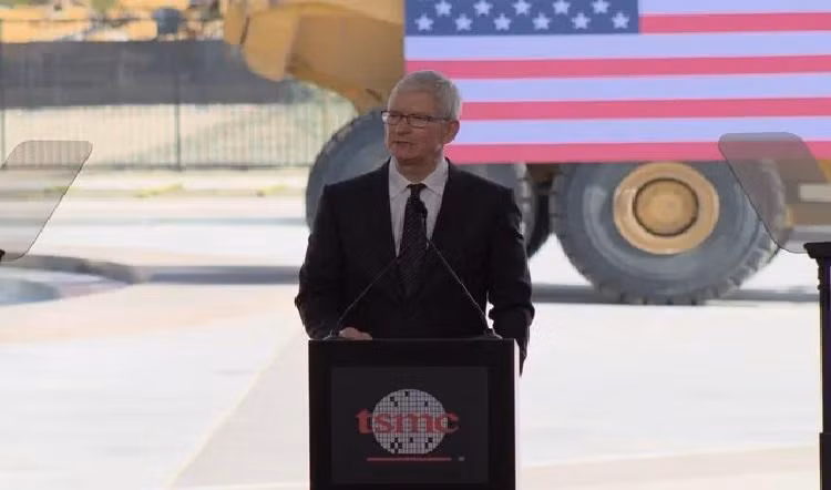 Tim Cook và các lãnh đạo doanh nghiệp công nghệ Mỹ tham dự sự kiện tuyên bố sẽ mua chip của TSMC, sản xuất trên lãnh thổ Mỹ. Ảnh The Verge